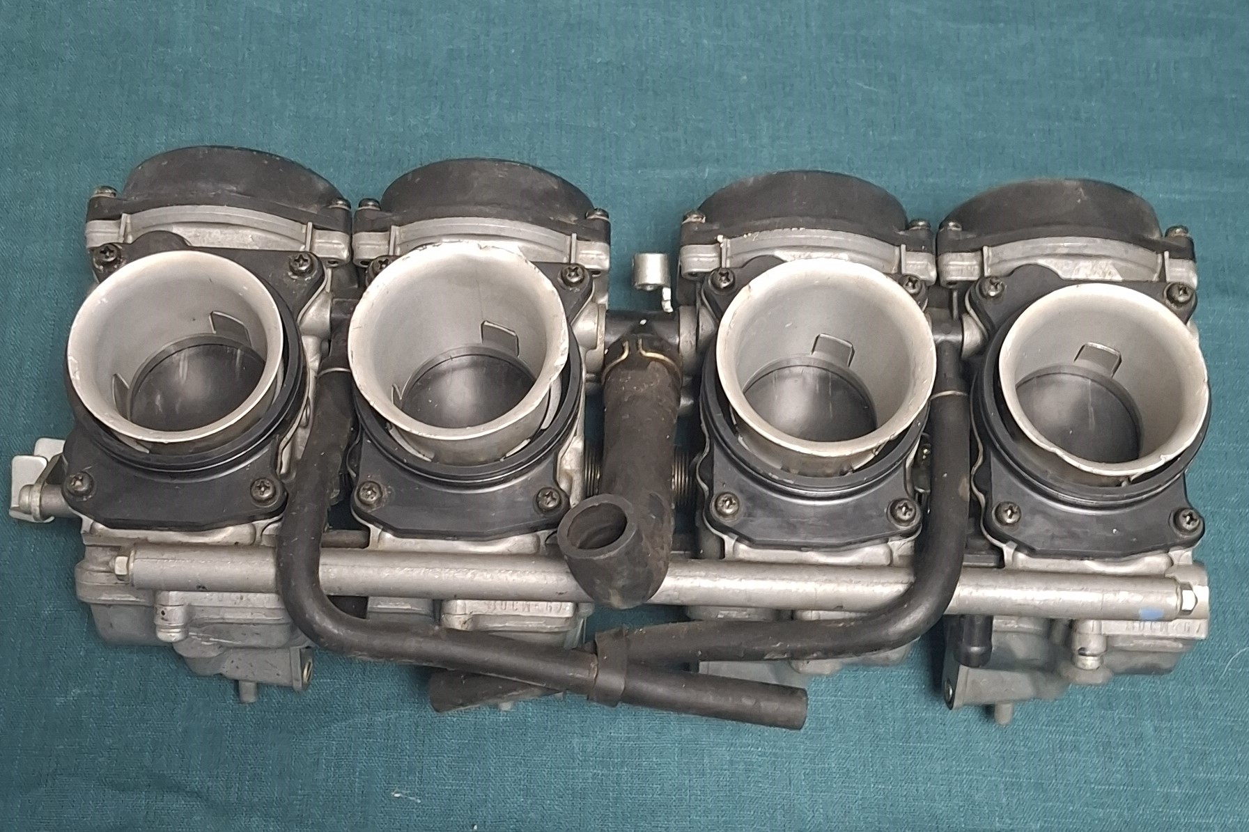 Rampe de carburateurs de HONDA 1100 CBR XX – Image 2