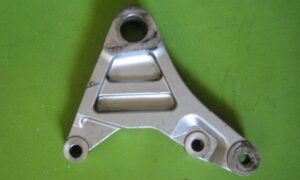 Platine support d'étrier arrière pour YAMAHA FZS 600 Fazer.