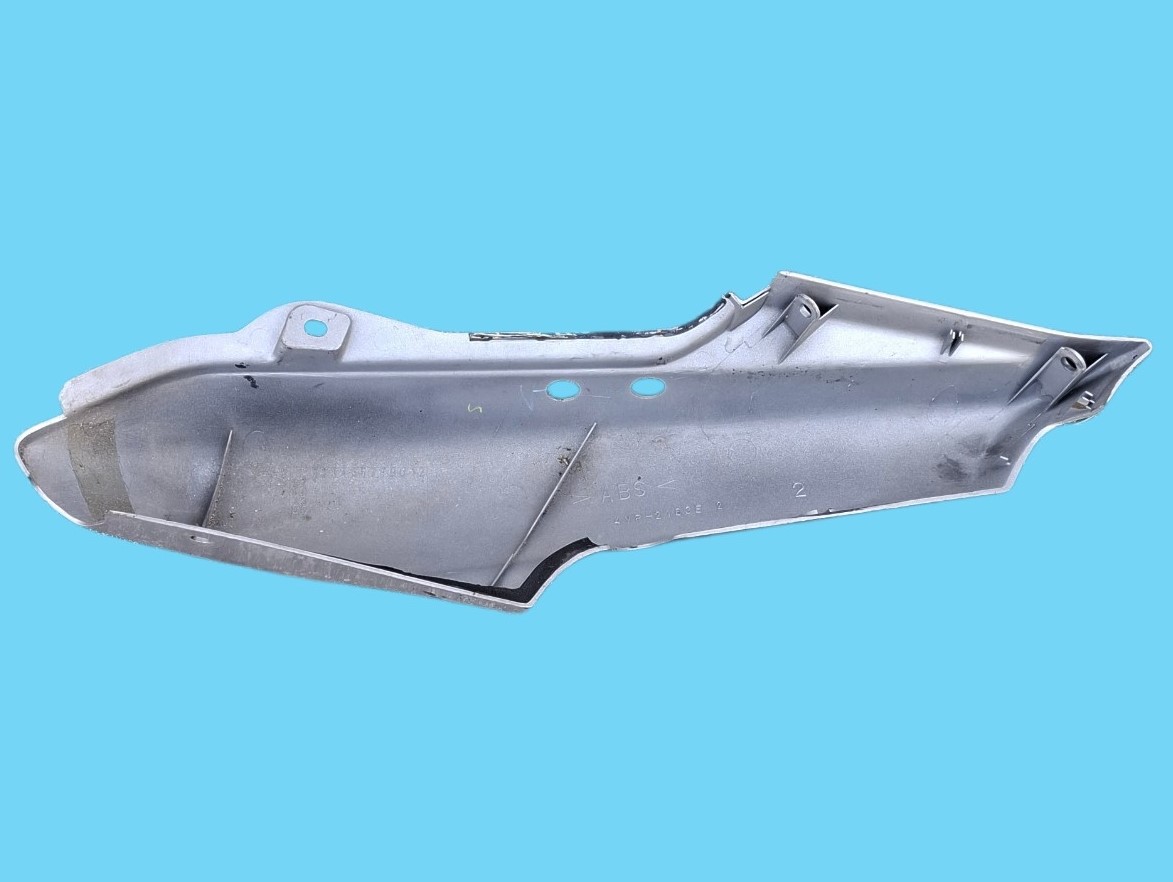 Flanc de selle droit de 600 Yamaha Fazer – Image 2