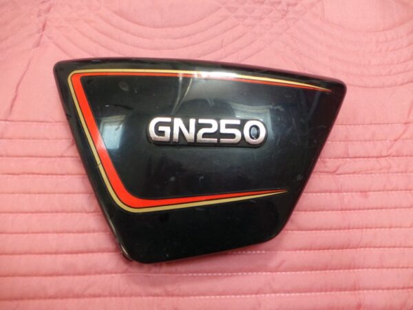 Cache latéral gauche Suzuki GN 250