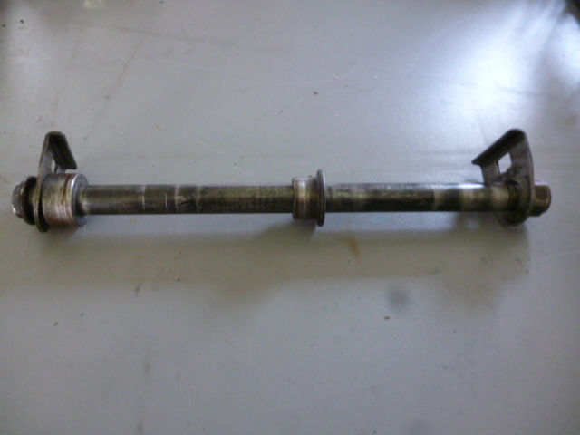 Axe de roue arrière Suzuki 600 Bandit