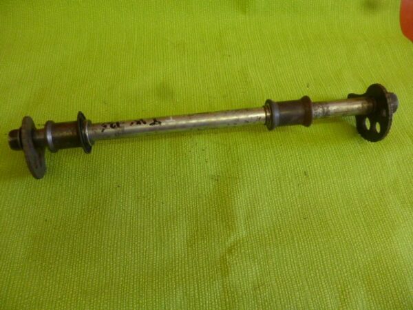 Axe de roue arrière Yamaha TW 125