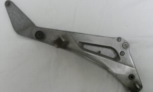 Platine de repose pieds droite HONDA 650 Deauville