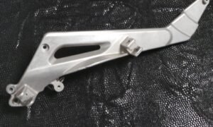 Platine de repose pieds gauche HONDA Deauville 650