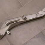 Platine de repose pieds gauche pour HONDA 650 Deauville