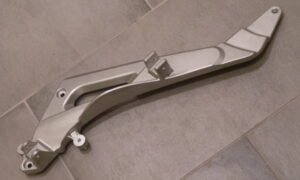 Platine de repose pieds gauche pour HONDA 650 Deauville