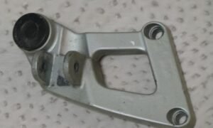 Platine repose pieds arrière KAWASAKI 600 ZZR