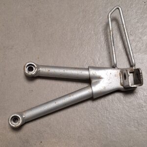 Platine arrière gauche de repose pied de SUZUKI 600 Bandit