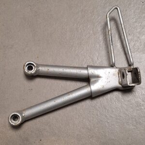 Platine arrière gauche de repose pied de SUZUKI 600 Bandit