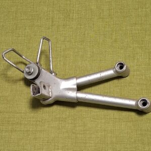 Platine arrière droite de repose pied de SUZUKI 600 Bandit