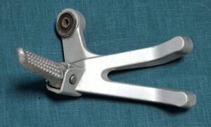 Platine et repose pied arrière droite pour SUZUKI 1000 TL S