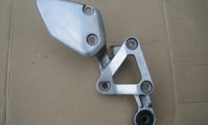 Platine de repose pieds avant droit Yamaha FZS 600 Fazer