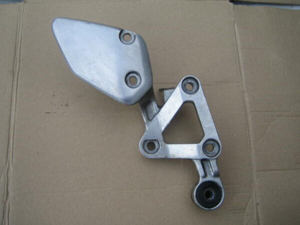 Platine de repose pieds avant droit Yamaha FZS 600 Fazer
