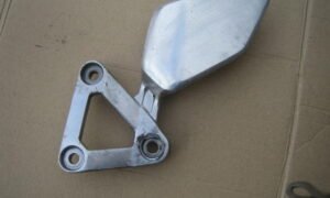 Platine repose pieds avant gauche YAMAHA FZS 600 Fazer