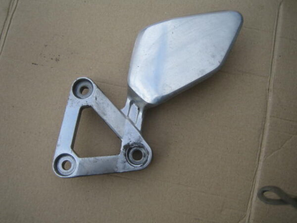 Platine repose pieds avant gauche YAMAHA FZS 600 Fazer