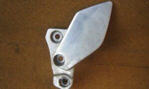 Platine repose pied avant gauche pour YAMAHA 1200/1300 XJR