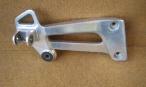Platine de repose pieds arrière droite  pour YAMAHA 1200/1300 XJR
