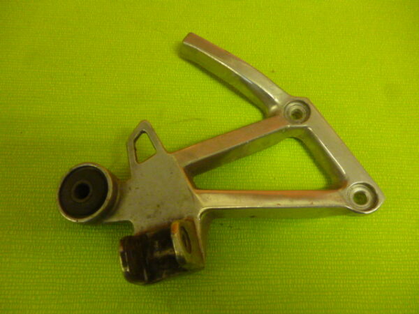 Platine de repose pieds arriére droite Yamaha Fazer 600