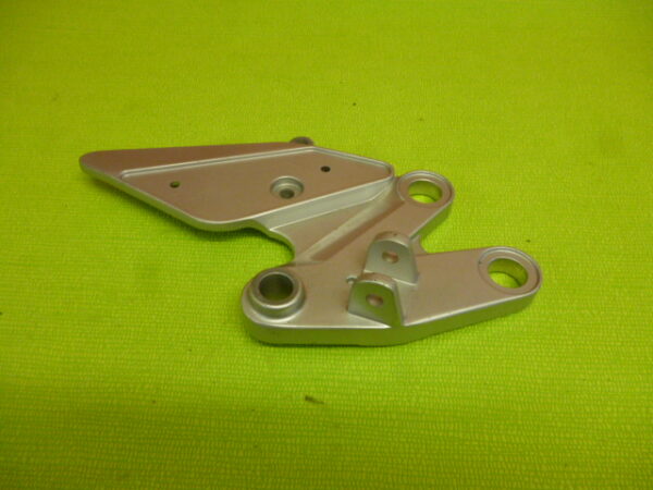 Platine repose pieds avant droite Yamaha FZ6