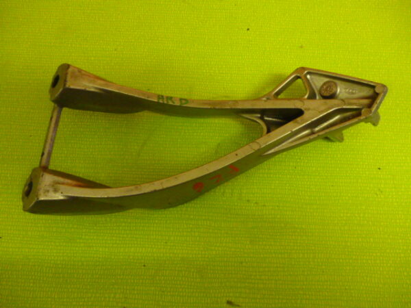 Platine de repose pieds arrière droite YAMAHA 600 FZ6 – Image 2