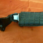 Repose pied avant droit avec platine HONDA  PC 800