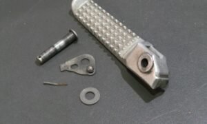 Repose pied arrière droit complet HONDA 750 VFR