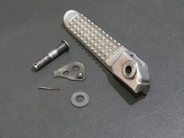 Repose pied arrière droit complet HONDA 750 VFR