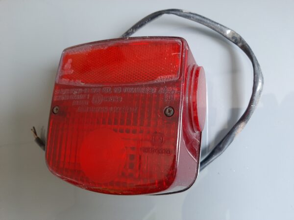Feu rouge arrière de SUZUKI 125 GN